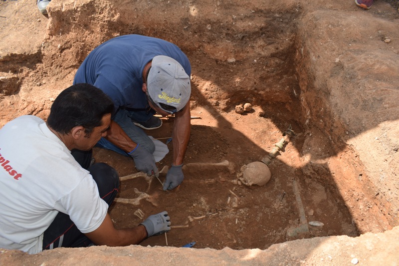 Χάλκινη νεκρική κλίνη εντόπισαν οι αρχαιολόγοι κάτω από σπίτι στην Κοζάνη