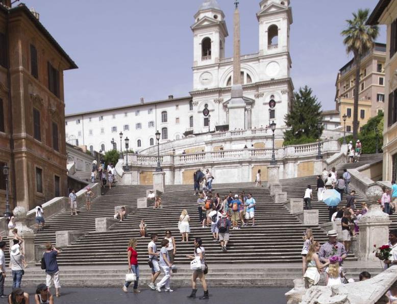 Η Ρώμη απαγορεύει στους τουρίστες να κάθονται με ασεβή τρόπο σε μνημεία και σκαλοπάτια