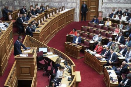 Καύσωνας στη Βουλή: Στο κόκκινο η αντιπαράθεση Μητσοτάκη – Τσίπρα