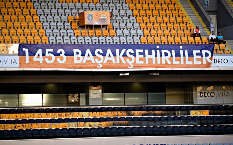 Πανό με το «1453» σήκωσαν οι οπαδοί της Μπασάκσεχιρ στο γήπεδο | tovima.gr