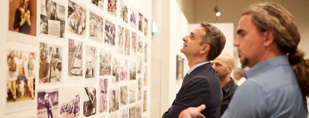 Στην έκθεση φωτογραφιών του Γιάννη Μπεχράκη ο Μητσοτάκης