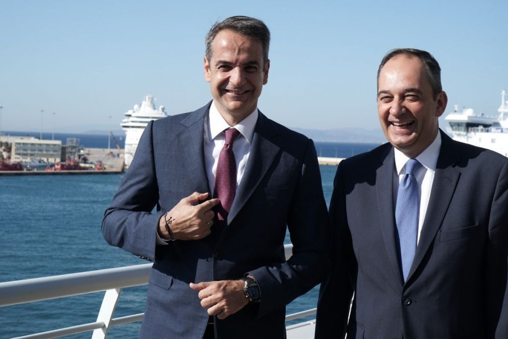Μητσοτάκης: Φόρεσε γραβάτα με άγκυρες στο υπουργείο Ναυτιλίας