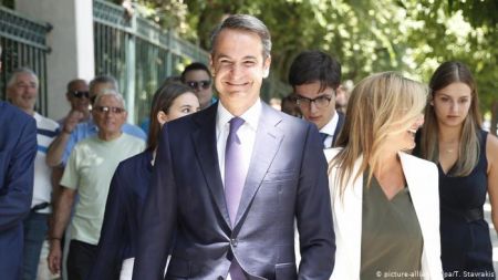 «Ο πρωθυπουργός-θαύμα» Μητσοτάκης