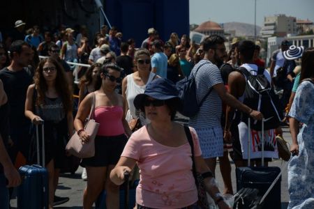 Αδειάζει η Αθήνα: Αυξημένη κίνηση στο λιμάνι του Πειραιά