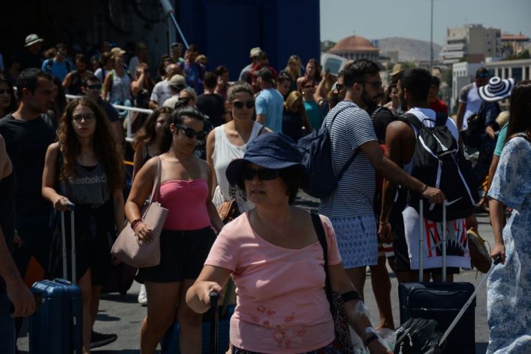 Αδειάζει η Αθήνα: Αυξημένη κίνηση στο λιμάνι του Πειραιά | tovima.gr