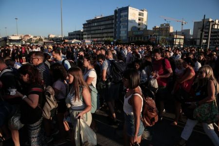 Λιμάνι Πειραιά: Κορυφώνεται η καλοκαιρινή έξοδος – Έχασαν το πλοίο λόγω κίνησης