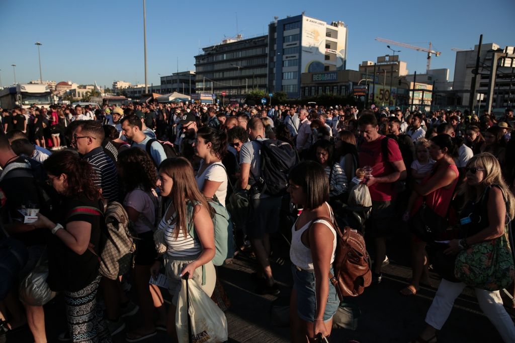 Λιμάνι Πειραιά: Κορυφώνεται η καλοκαιρινή έξοδος – Έχασαν το πλοίο λόγω κίνησης