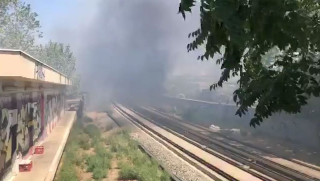 Φωτιά στην Πειραιώς – Διακοπή της κυκλοφορίας