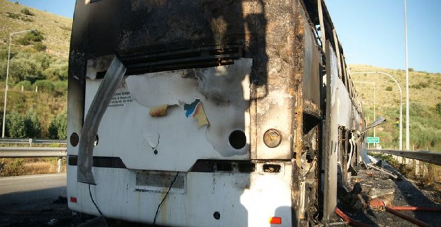 Στις φλόγες τουριστικό λεωφορείο στην Πιερία