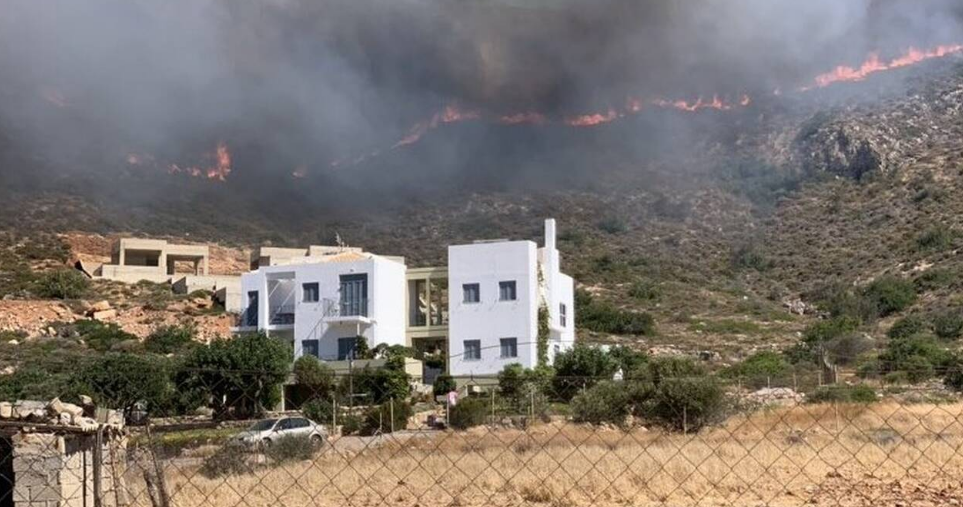Ελαφόνησος: Ανησυχία για τις αναζωπυρώσεις – Εκκενώθηκαν περιοχές