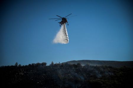 Ισχυρές εναέριες δυνάμεις επιχειρούν στην Ελαφόνησο – Σε ύφεση η πυρκαγιά σε Μαραθώνα