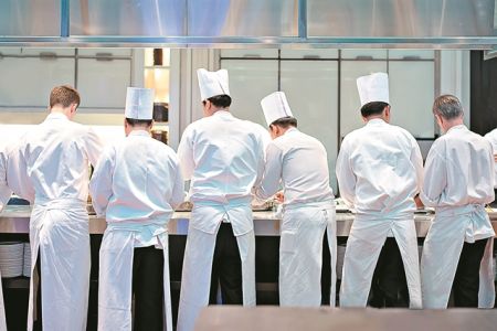 Βία, μπούλινγκ και ένοχα μυστικά πίσω από τις κλειστές πόρτες της κουζίνας