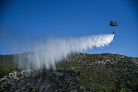 Μαίνεται η πυρκαγιά στην Άρτα