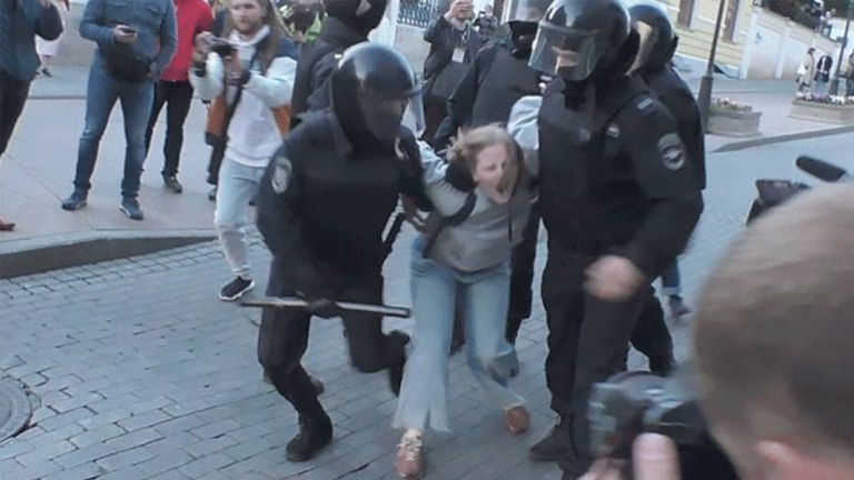 Ρωσία: Οργή για βίντεο που δείχνει αστυνομικό να γρονθοκοπηθεί διαδηλώτρια | tovima.gr