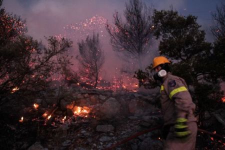 Σαμοθράκη – πυρκαγιά: Οι δυνατοί άνεμοι εμπόδιο στην ενίσχυση της πυροσβεστικής
