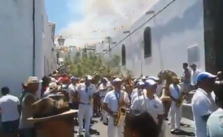 Γκραν Κανάρια: Οι κάτοικοι γιορτάζουν ενώ πίσω τους φλέγεται το νησί