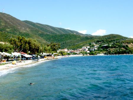 Μενίδι Άρτας: Συνελήφθη 59χρονος που φωτογράφιζε ανήλικα κορίτσια στην παραλία