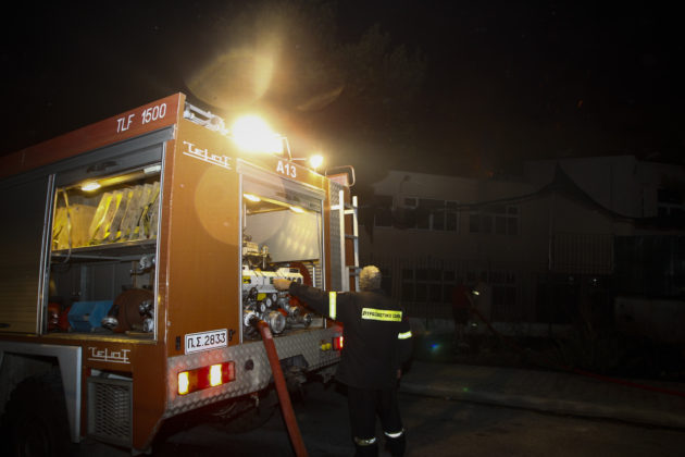 Καλλιθέα : Ανέσυραν ηλικιωμένη χωρίς τις αισθήσεις της μετά από φωτιά σε διαμέρισμα