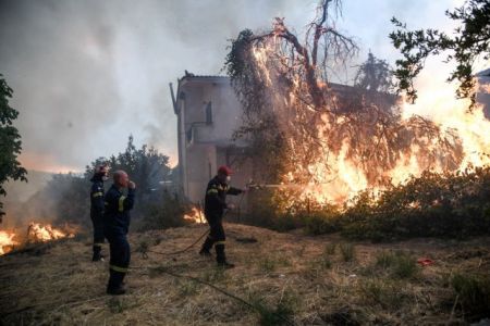 Εκτός ελέγχου η φωτιά στην Εύβοια- Οι φλόγες έφτασαν στις αυλές των σπιτιών σε Μακρυμάλλη – Κοντοδεσπότι