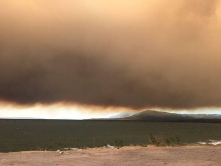 Φωτιά στην Εύβοια: Γέμισε στάχτη η θάλασσα στη Χαλκίδα