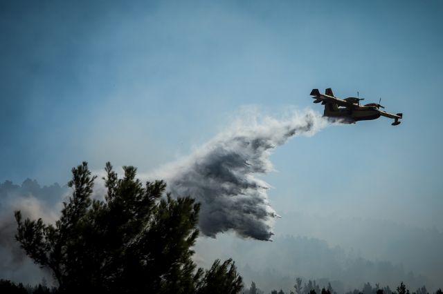 Δίπλα στους πιλότους των Canadair που «μάχονται» στην Εύβοια ο αρχηγός Αεροπορίας