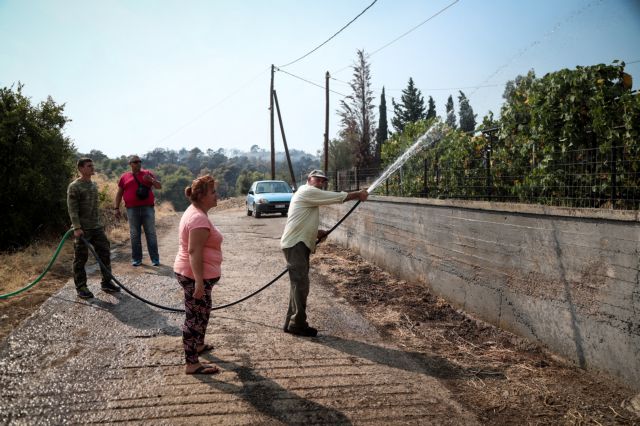 Οδοιπορικό One Channel: Σβήνουν μικροεστίες ανάμεσα σε σπίτια και ελιές που «καπνίζουν»