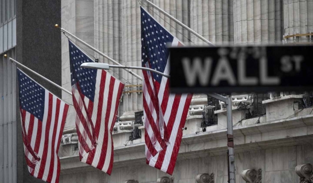 Υπό κλοιό ισχυρών πιέσεων βρίσκεται η Wall Street