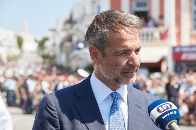 Η τρυφερή αγκαλιά Μητσοτάκη στην Τήνο