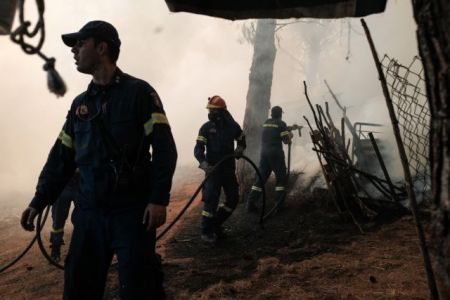 Εύβοια: Σε ύφεση η φωτιά – Πυροσβέστες και εθελοντές επιχειρούν σε διάσπαρτες εστίες
