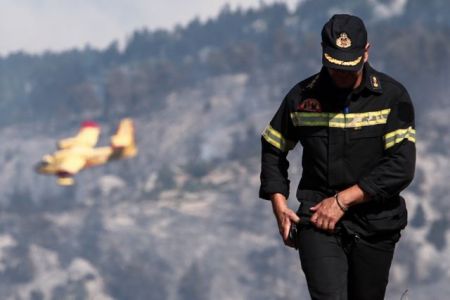 Εύβοια: Μαίνεται η πυρκαγιά στη χαράδρα κοντά στην Πλατάνα
