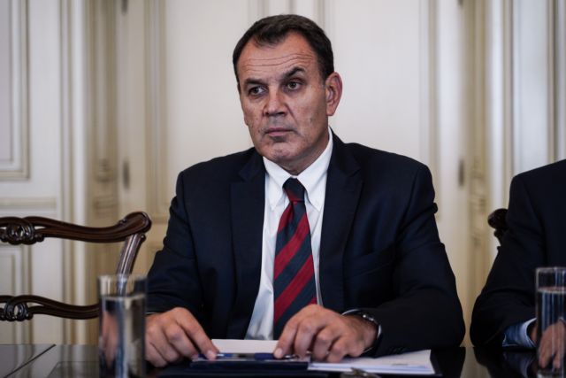 Δίπλα στους πιλότους των Canadair ο υπουργός Άμυνας