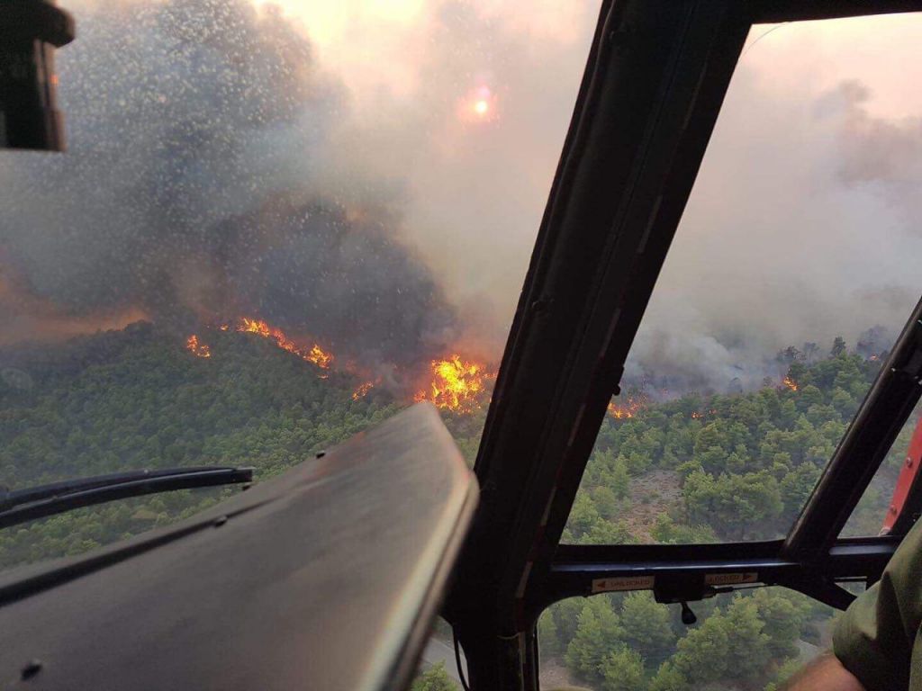 Εύβοια – πυρκαγιά: Συγκλονιστικές εικόνες από τις εναέριες «μάχες» με τις φλόγες