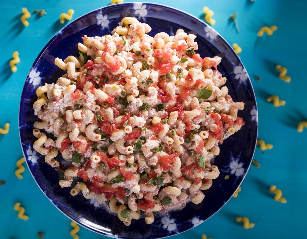 Σαλάτα ζυμαρικών με ντομάτα και ξινομυζήθρα