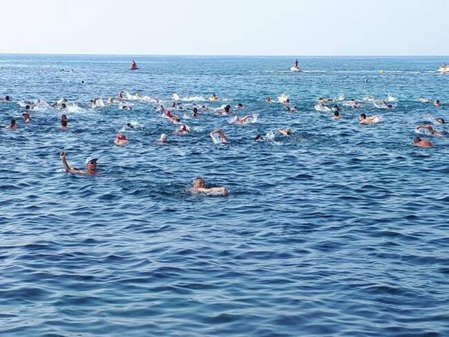 Τα αντηλιακά των κολυμβητών απελευθερώνουν μέταλλα μέσα στο θαλασσινό νερό | tovima.gr