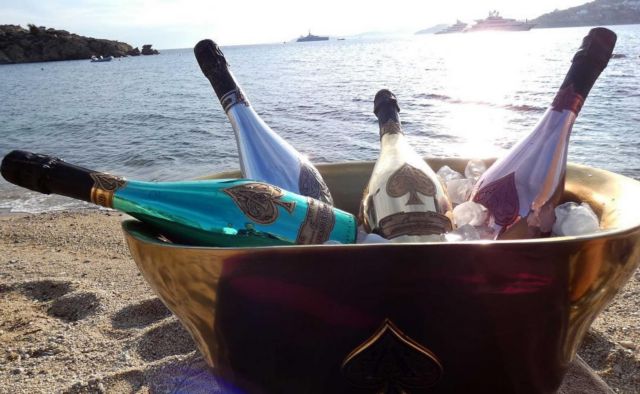 Επεισοδιακός έλεγχος από την ΑΑΔΕ σε γνωστό μπαρ στη Μύκονο