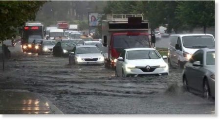 Σφορδή βροχόπτωση στην Κωνσταντινούπολη – Ενας νεκρός και καταστροφές
