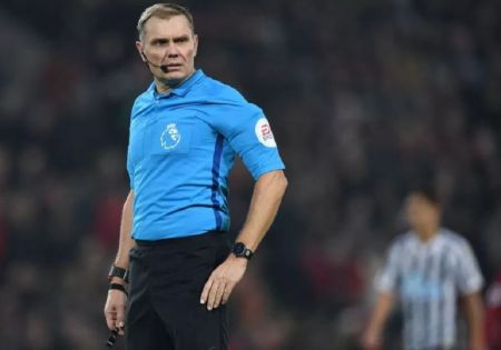 Κόλλησε στην… κίνηση ο διαιτητής του Τσέλσι – Λέστερ