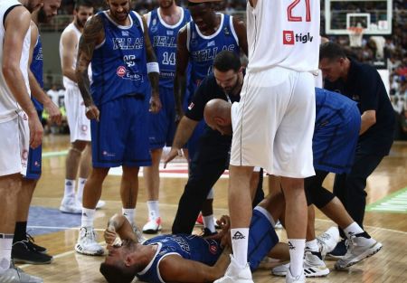 Σοκ στην Εθνική με Αθηναίου, αποχώρησε υποβασταζόμενος