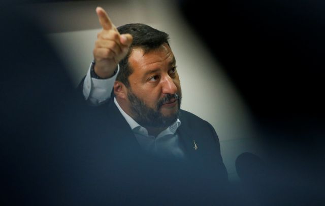 Ο αριβίστας Σαλβίνι οδηγεί την Ιταλία στα βράχια