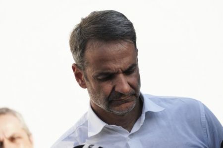 Μητσοτάκης: Αγνώριστος σε παραλία των Σφακίων