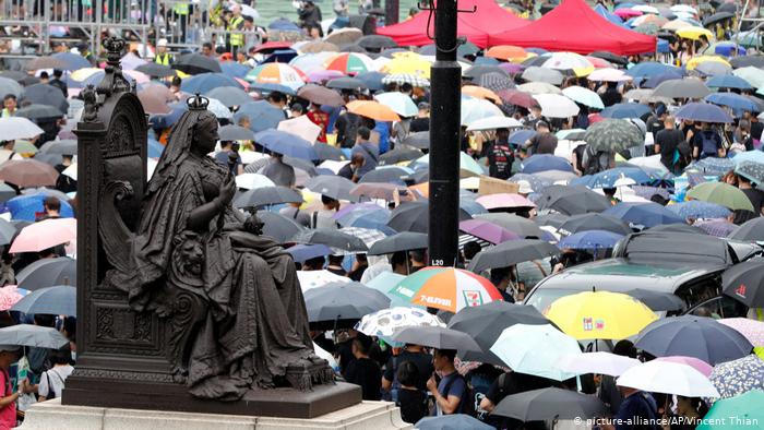 Χιούμορ και ομπρέλες κατά της κυβέρνησης στο Χονγκ Κονγκ