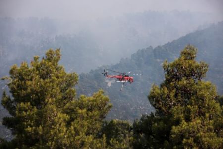 Υπό έλεγχο η φωτιά στη Σαλαμίνα- Εκκενώθηκε προληπτικά οικισμός