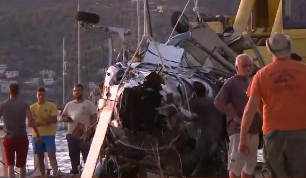 Πόρος: Συγκλονιστικές φωτογραφίες από την ανέλκυση του μοιραίου ελικοπτέρου