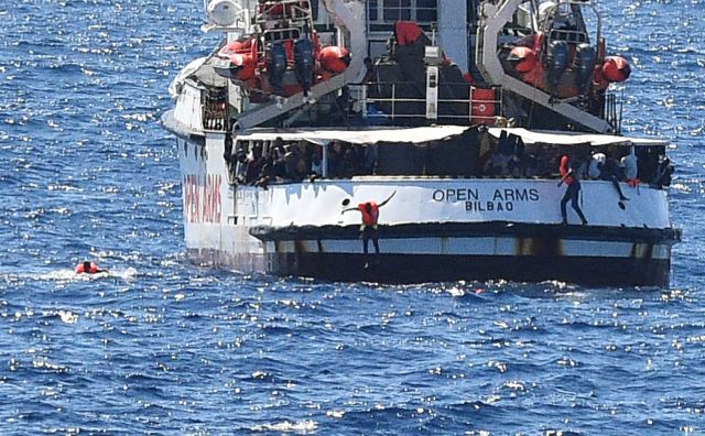 Οι πρόσφυγες πηδούν από πλοίο της Open arms στη θάλασσα