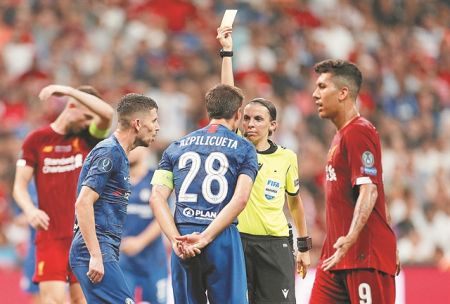 Η γαλλίδα διαιτητής που έγραψε ιστορία