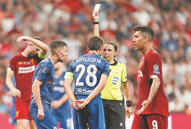 Η γαλλίδα διαιτητής που έγραψε ιστορία