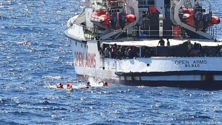 Διαιωνίζεται το θέατρο του παραλόγου στη Μεσόγειο