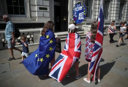 Βrexit: 52% των Βρετανών υπέρ δημοψήφισματος για τη συμφωνία εξόδου