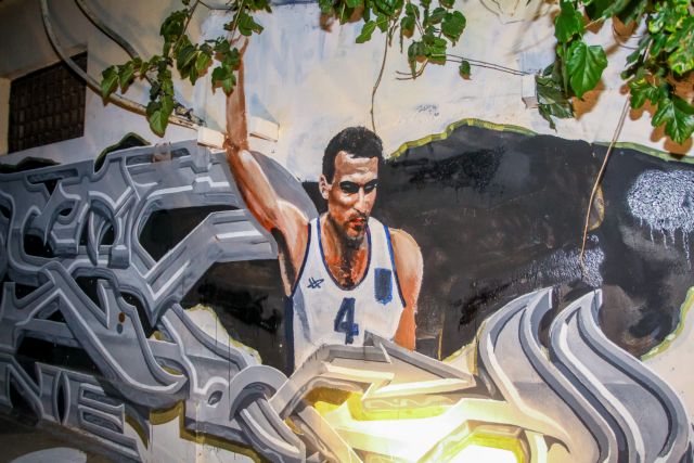 Το γκράφιτι του Γκάλη επέστρεψε με φανέλα της Εθνικής [Εικόνες] | tovima.gr