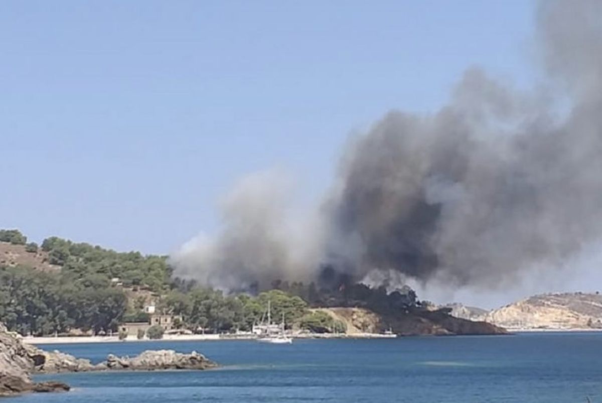 Λέρος – πυρκαγιά: Απομακρύνθηκαν λουόμενοι – Προληπτική εκκένωση νοσοκομείου